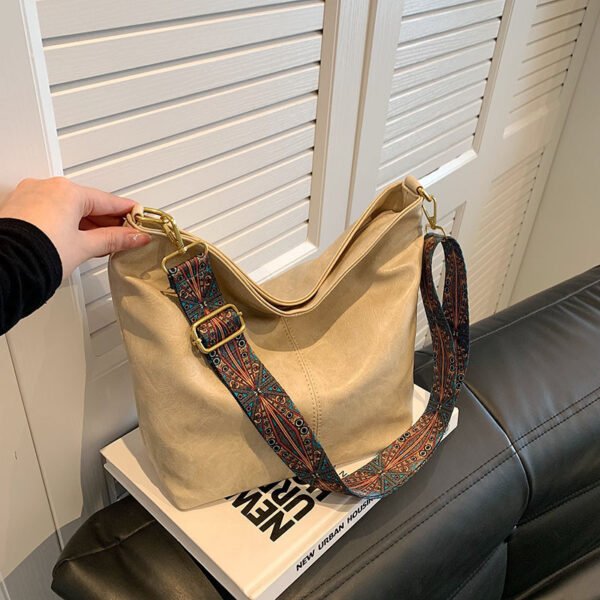 Retro Shoulder Messenger Bag Large Capacity Commuter Women's Bucket Bag - Image 9