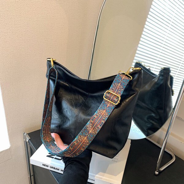 Retro Shoulder Messenger Bag Large Capacity Commuter Women's Bucket Bag - Image 8