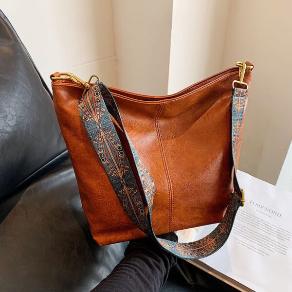 Retro Shoulder Messenger Bag Large Capacity Commuter Women's Bucket Bag - Image 2