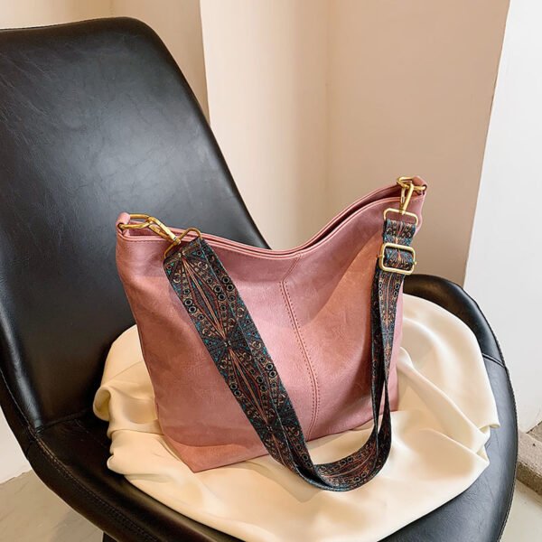 Retro Shoulder Messenger Bag Large Capacity Commuter Women's Bucket Bag - Image 5